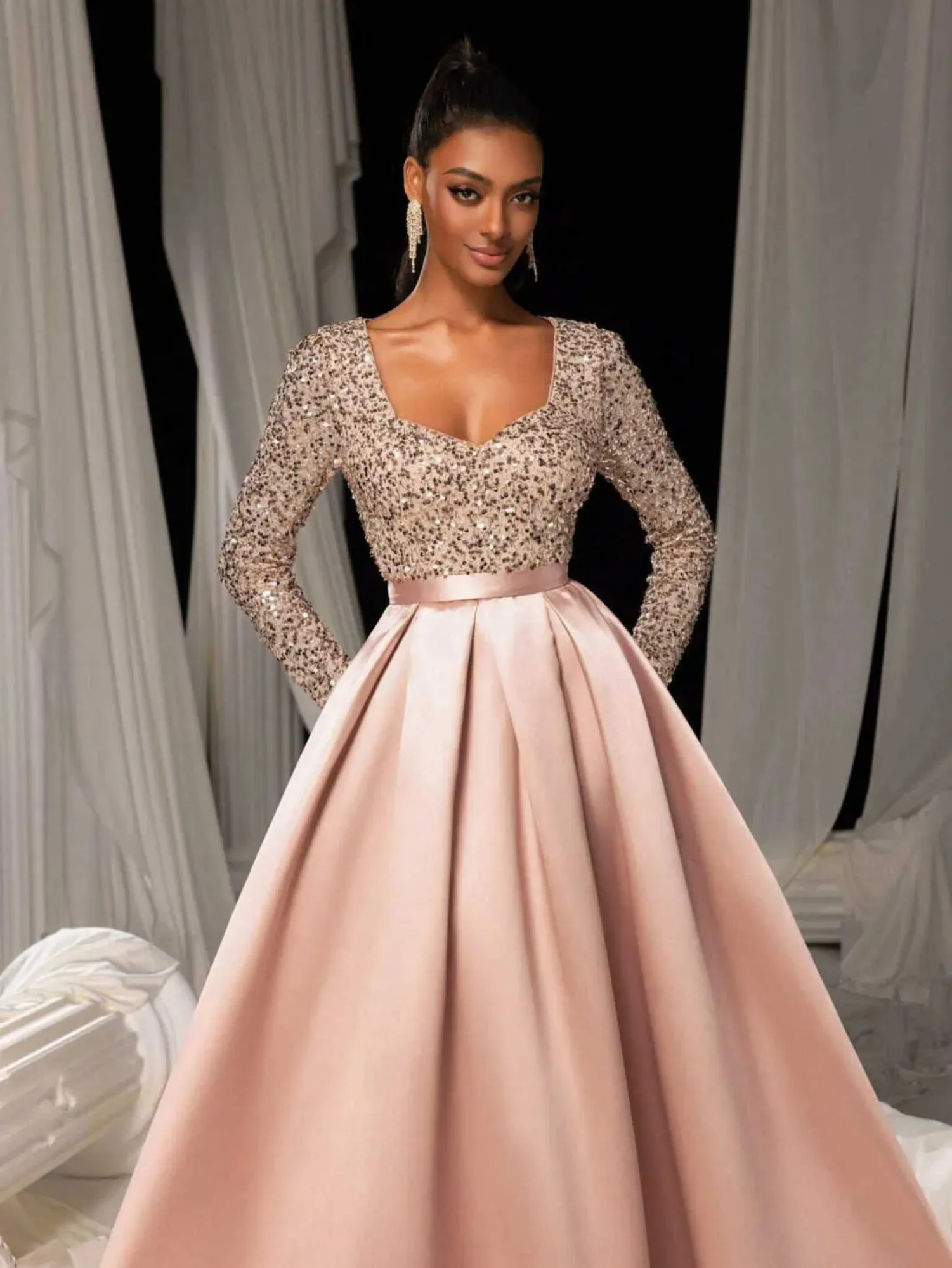 豪華なAラインプロムイブニングドレス |   長袖サテンスパークルドレス、スイートハートネックライン付き