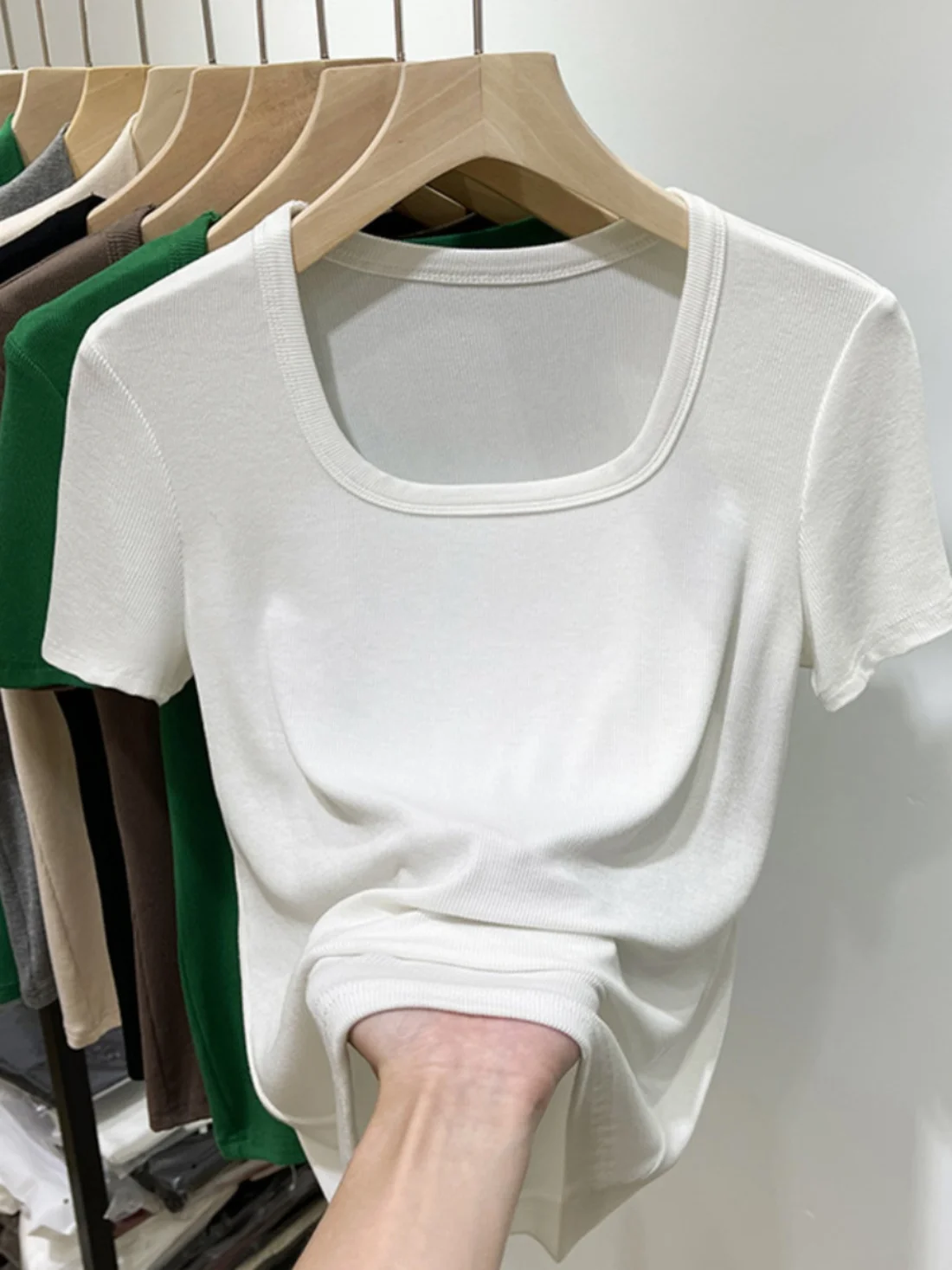 تي شيرت نسائي جديد لعام 2024 بتصميم أنيق وقصة ضيقة وأكمام قصيرة وياقة مربعة مع تصميم خيوط عصري للربيع والصيف ملابس كاجوال