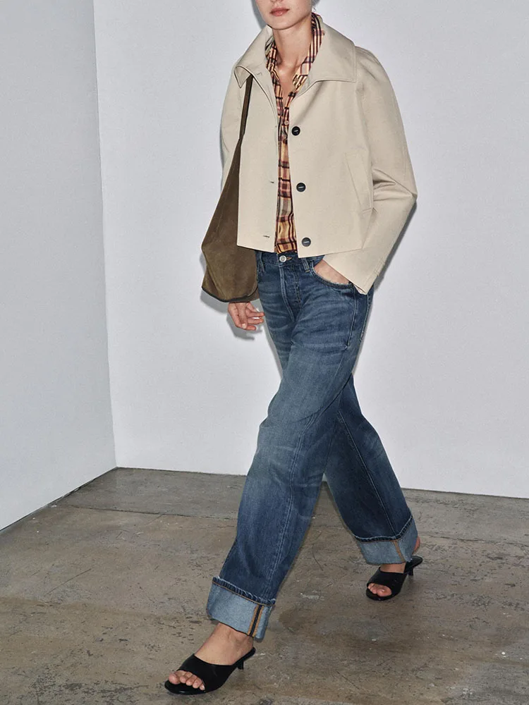 

Модное короткое женское пальто с длинными рукавами, отложным воротником и одной пуговицей, осень 2025. Элегантное женское пальто с воротником.