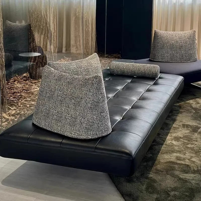 أريكة جلدية إيطالية بسيطة لغرفة المعيشة بدون مساند للذراعين، أريكة سوداء على الوجهين، شقة صغيرة