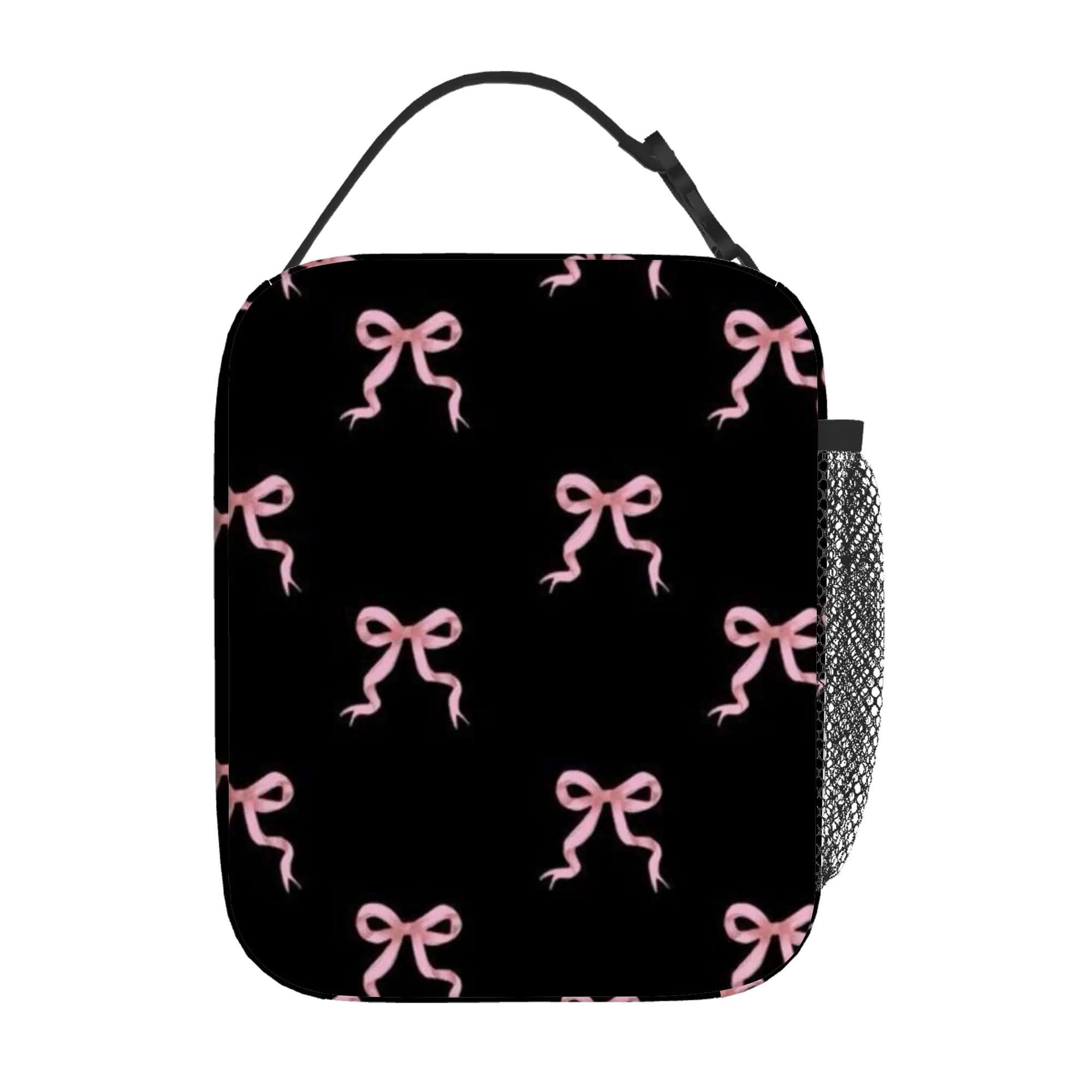 

Розовые бантики, расположенные случайным образом на черном фоне. Термосумка с принтом, выполняющая функцию изолированной сумки-переноски