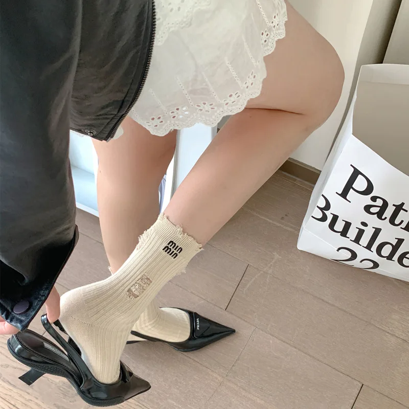 Kave 1 par de calcetines de tubo medio con letras de algodón con agujeros a la moda para Primavera/otoño para mujer calcetines transpirables japoneses apilados