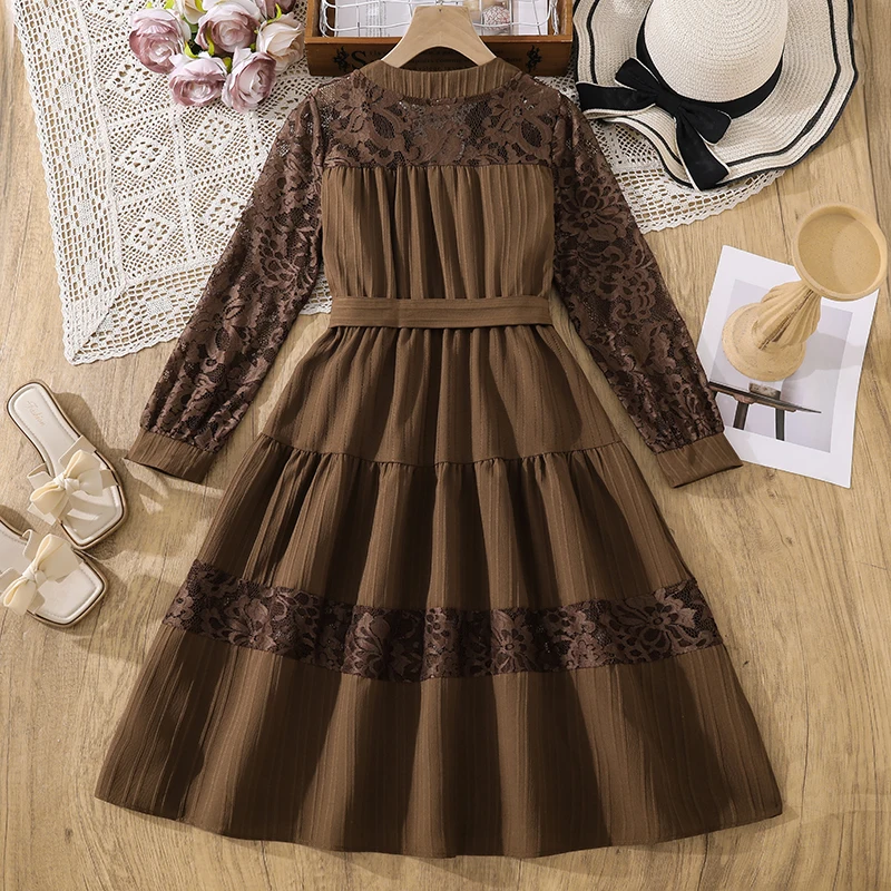 Braunes, strukturiertes Kleid für Teenager-Mädchen, volle Spitzenärmel, Spitzenbesatz am Saum, Gürtel, Swing-Kleid mit langen Ärmeln, lässiges Frühlingsoutfit – Detail 3