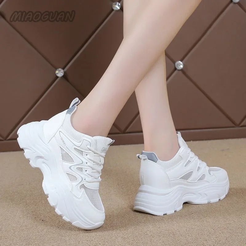 Sapatos esportivos de plataforma para mulheres, tênis de malha casual branco, tênis respirável, aumento de altura, renda, primavera, outono