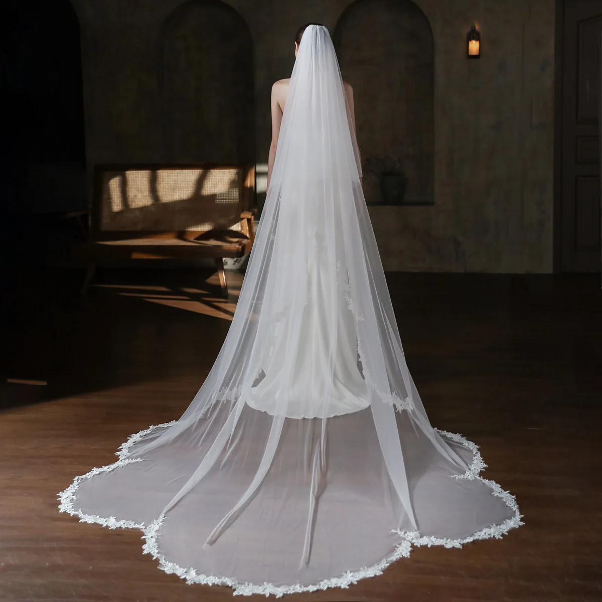 

V867 Long Bridal Veil, Simple and Elegant with a Trailing Lace Edge, Double-Layered White Face-Covering Veil for Wedding Photography and Wedding Headpiece