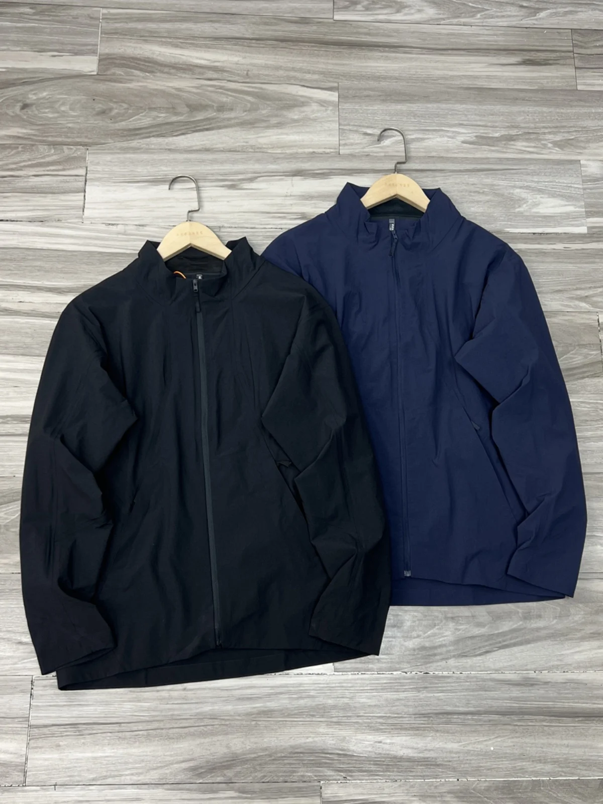 

Мужская ветрозащитная и водонепроницаемая куртка для активного отдыха с воротником-стойкой, мягкая, стильная, городская, с декоративной молнией...