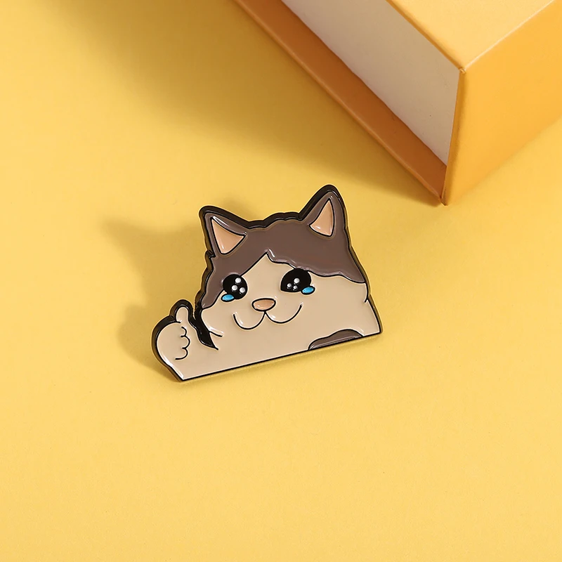 الإبهام حتى البكاء القط المينا دبوس Kawaii روح الدعابة الحيوان بروش التلبيب على ظهره شارة مضحك مجوهرات هدايا لمحبي القط الأصدقاء