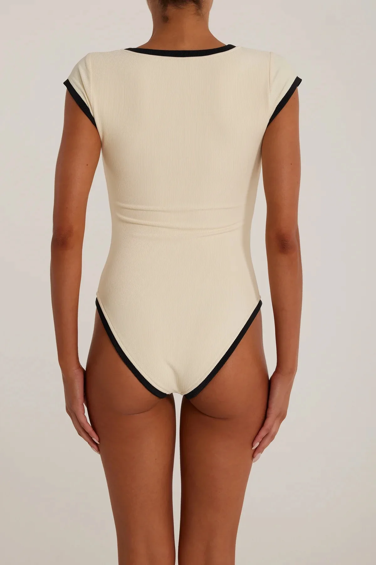 ชุดว่ายน้ำวันพีซสไตล์วินเทจเรโทร ปี 2025 แบบ bandeau สำหรับผู้หญิง ชุดว่ายน้ำโมโนกินี่ ชุดว่ายน้ำเรโทรสำหรับผู้หญิง ชุดชายหาด