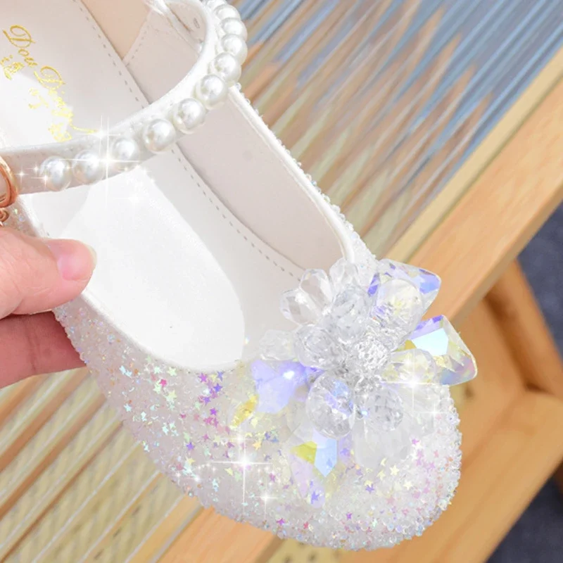 Scarpe da principessa per ragazze Scarpe alla moda in pelle bianca con strass perlati Scarpe da performance per ragazze con tacco alto per bambini nuovi primaverili