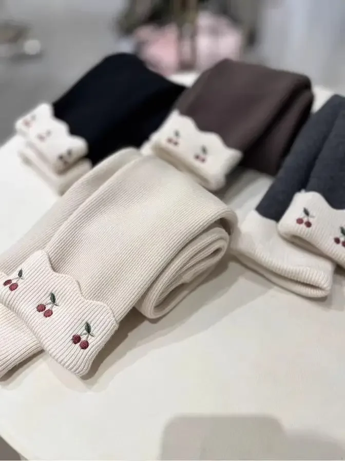 2026 Neue Herbst-Winter-Kinderleggings, Niedliche Kinderhosen mit Kirsch-Stickerei, Kinderhosen mit Fleece-Futter und Schlaghosen-Schnitt – Detail 15