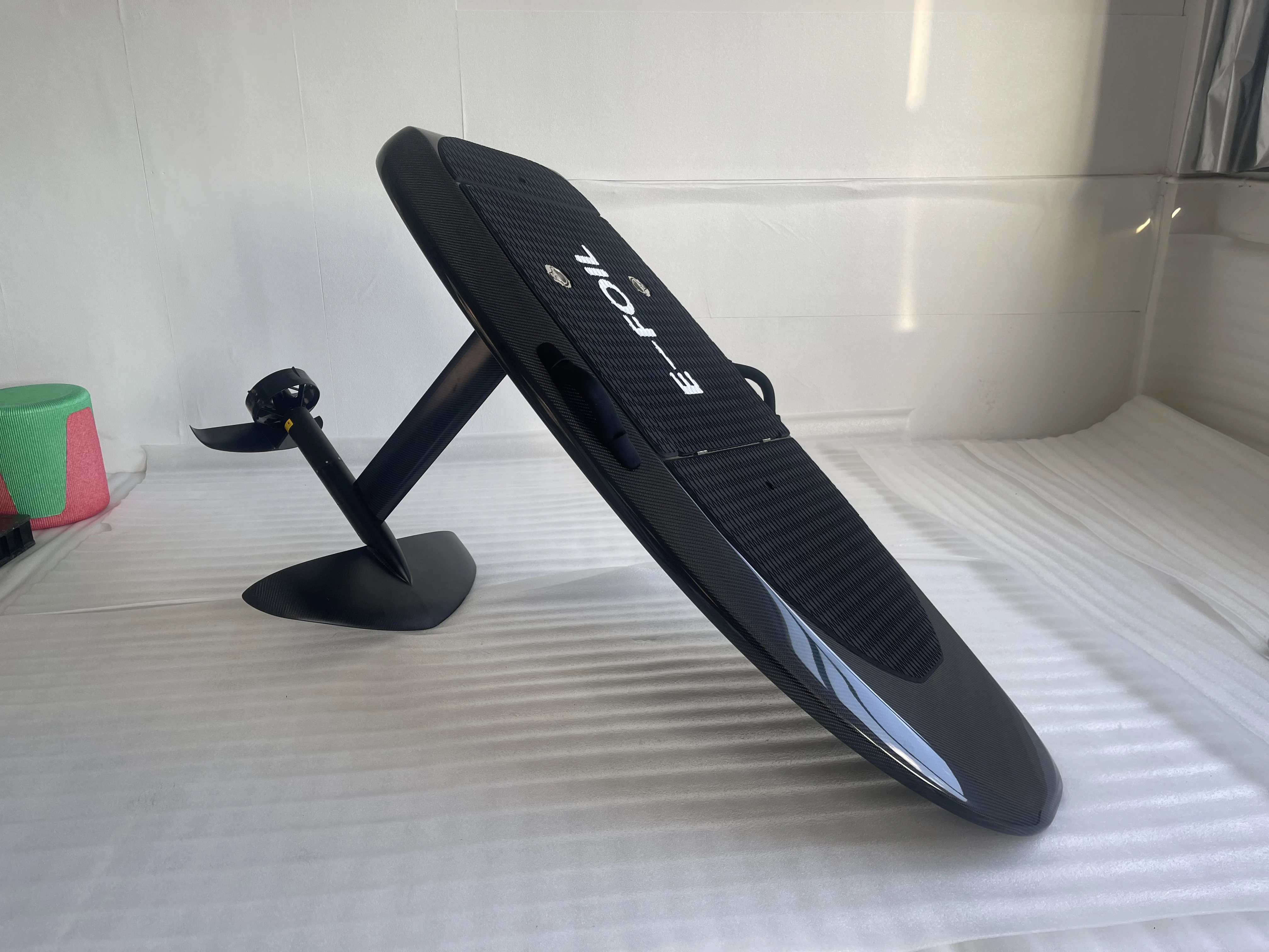 8KW Carbon Fiber Hydrofoil Electric Surfboard 45km/h Max Speed 58Ah Battery Remote Control for Ocean Lake Water Sports