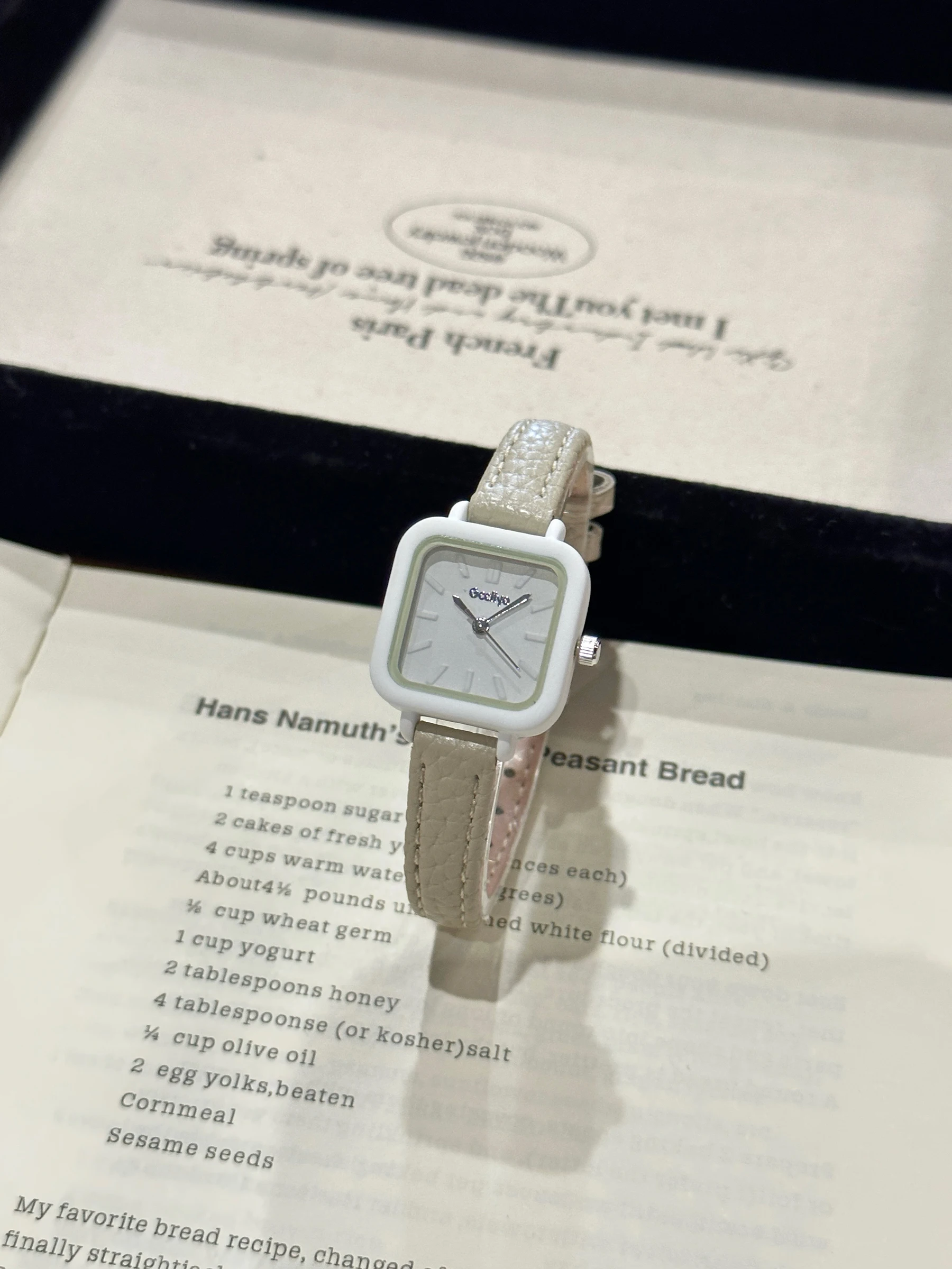 ساعة نسائية مربعة جديدة بسيطة، طراز جديد 2025 ساعة نسائية راقية وأنيقة ساعة نسائية فاخرة وعالية الجودة. #4