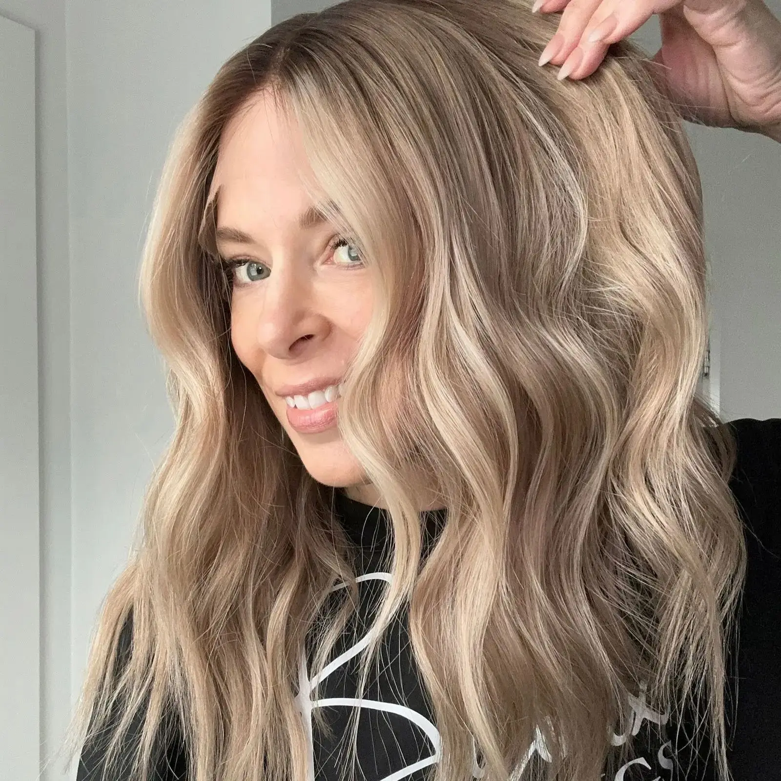 

13x4 Ombre Пепельно-русый парик фронта шнурка Парик из термостойкого волокна 20 дюймов Длинный парик с объемной волной Предварительно выщипанная линия волос Брюнеттовое волокно