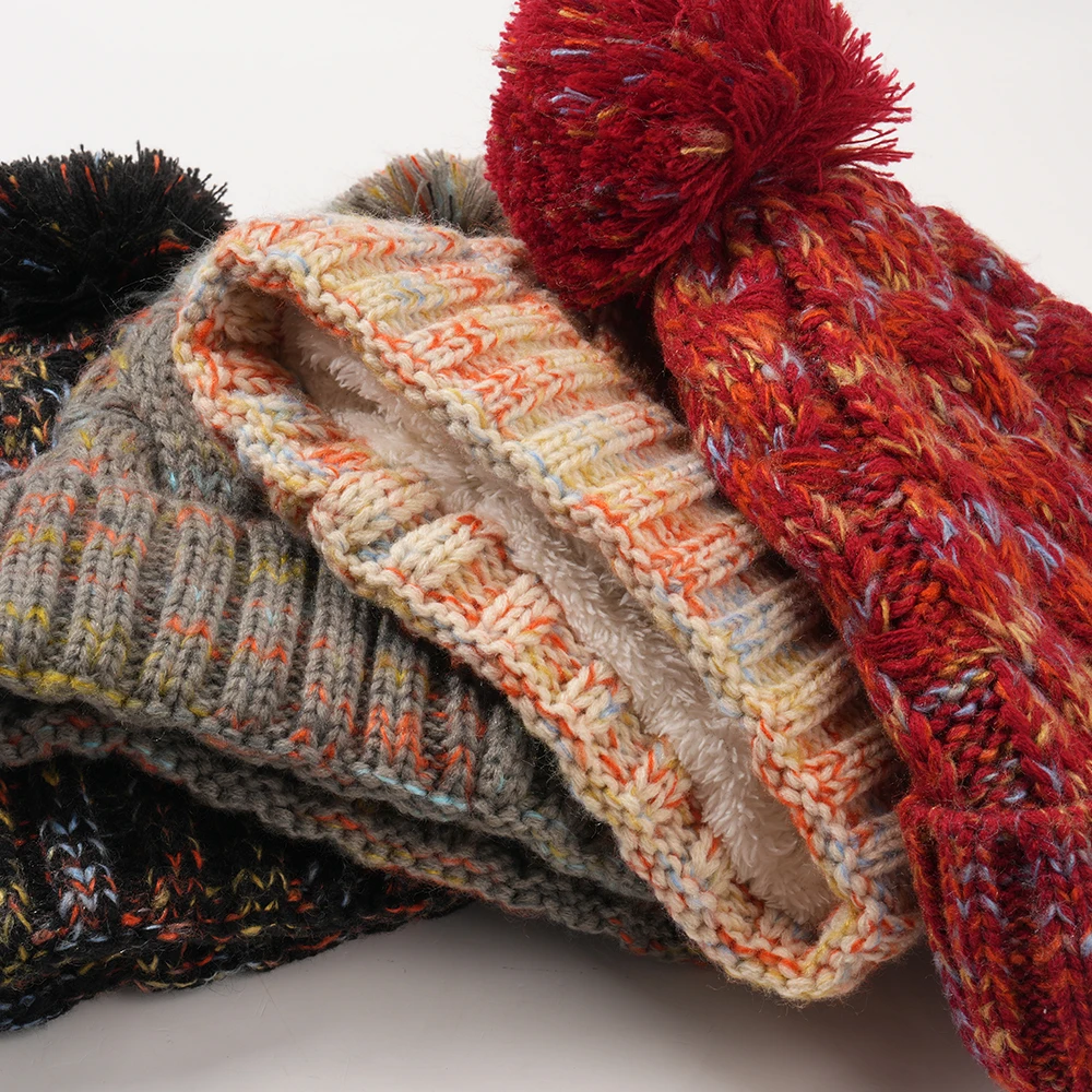 หมวกบีนนี่ถักไหมพรมบุขนแกะหนานุ่มสำหรับผู้หญิง พร้อมพู่ห้อย ขอบพับได้ หมวกไหมพรมถักลายบิดเกลียว สำหรับฤดูหนาว ให้ความอบอุ่น มีปอมปอม สำหรับผู้ใหญ่