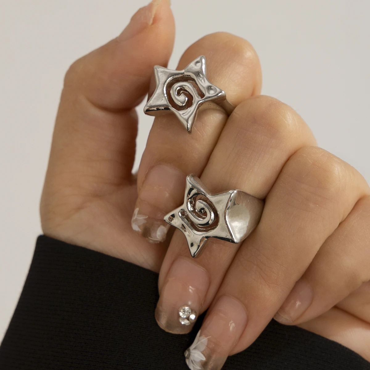 SHIXIN 2Pcs Design Trójwymiarowy zestaw otwartych pierścionków z gwiazdą dla kobiet Hip Hop Hollow Pentagrams Szeroki pierścionek na palec Biżuteria imprezowa dla dziewczynek