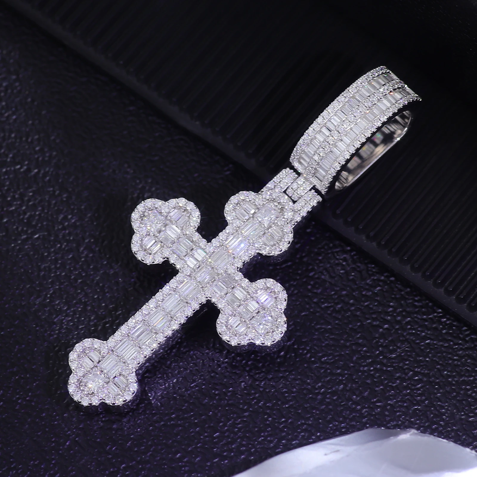 Men’s Iced Cross Necklace – Hip Hop Style Full Stone Christian Pendant, Perfect for Rapper, Street Fashion & Faith Expression