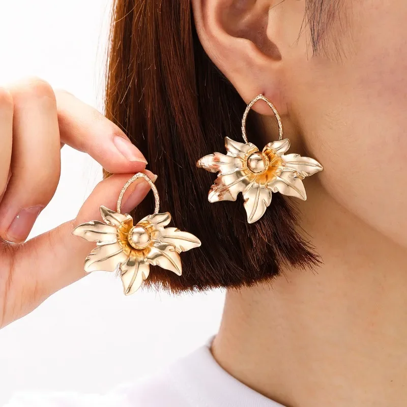 New Fashionable Design Retro Simple Exaggerated Geometric Wrinkle Fan Flower Earrings Versatile Women's Earnail Jewelry