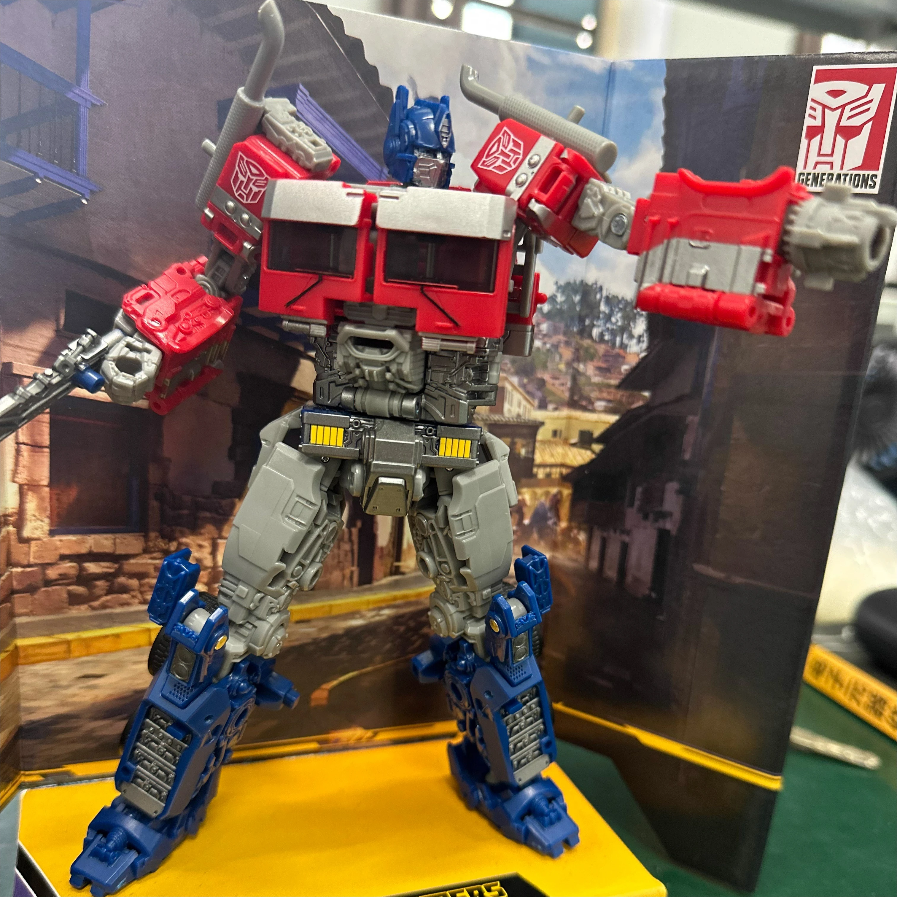 Hasbro Transformers: Rise of The Beasts Buzzworthy Bumblebee Studio Series 102BB Optimus Prime Action Figure F7121