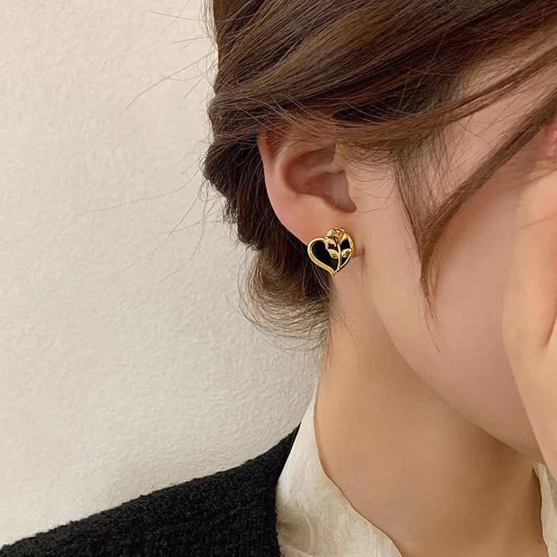 French Vintage Hepburn Design Black Heart Gold Color Flower Stud Earrings 2023 Fashion Jewelry For Women's Elegant Accessories