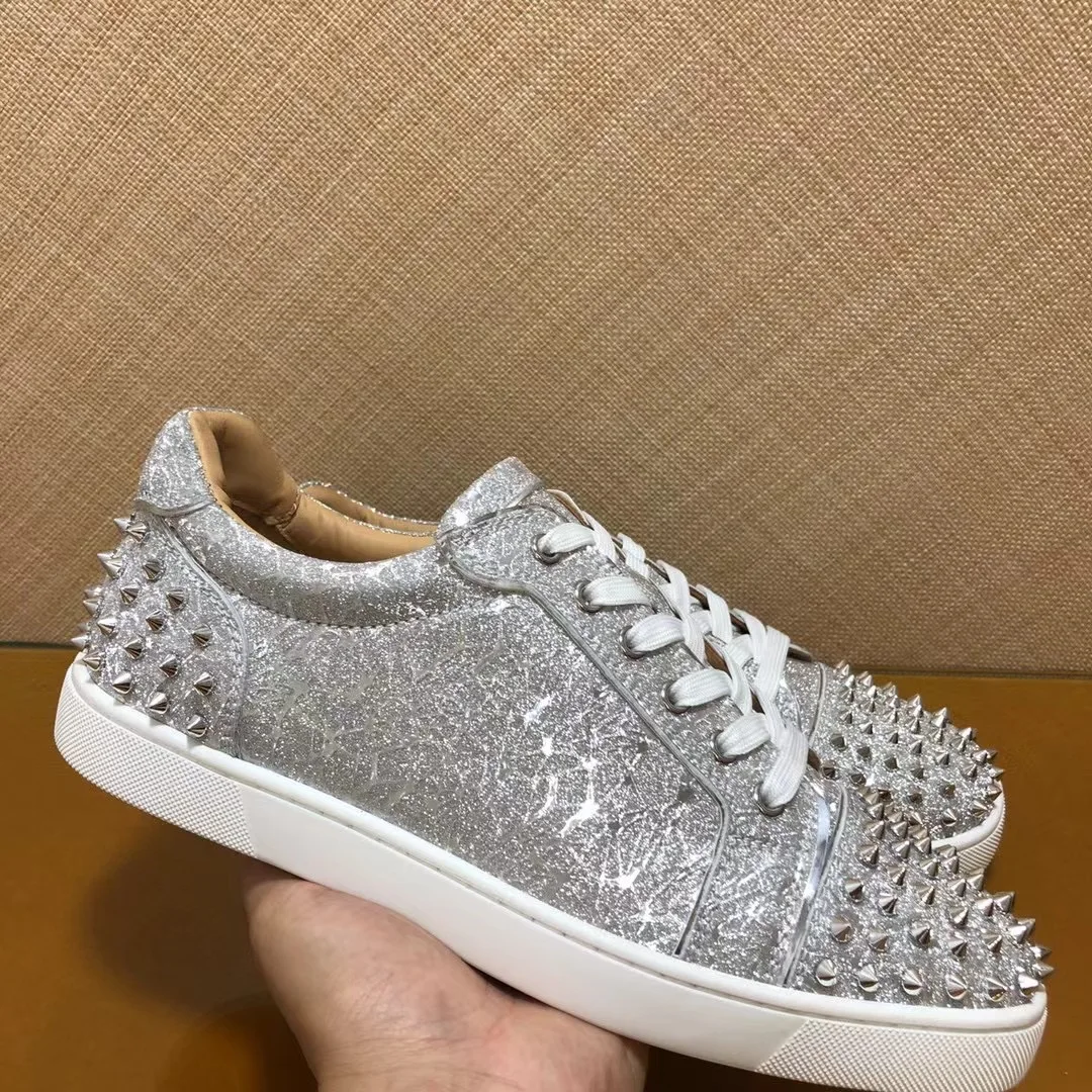 

Роскошные мужские туфли размера плюс 48, низкие серебряные блестящие кроссовки, туфли на красной подошве, повседневная обувь с заклепками, обувь высокого качества на заказ