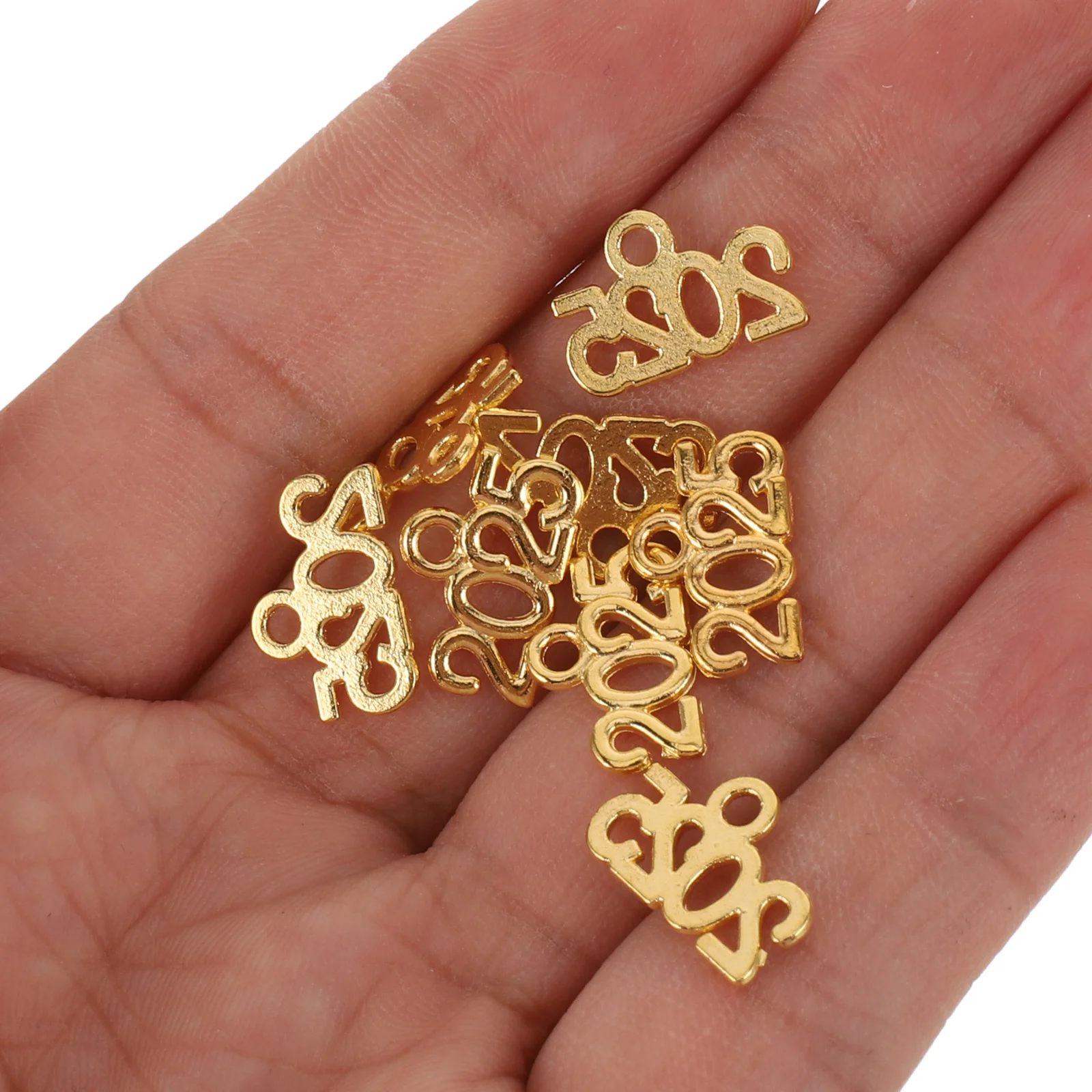 50 قطعة 2025 عدد السنة السحر DIY بها بنفسك خمر سبيكة مجوهرات اكسسوارات للقلائد أساور المعلقات التخرج شرابات معدنية