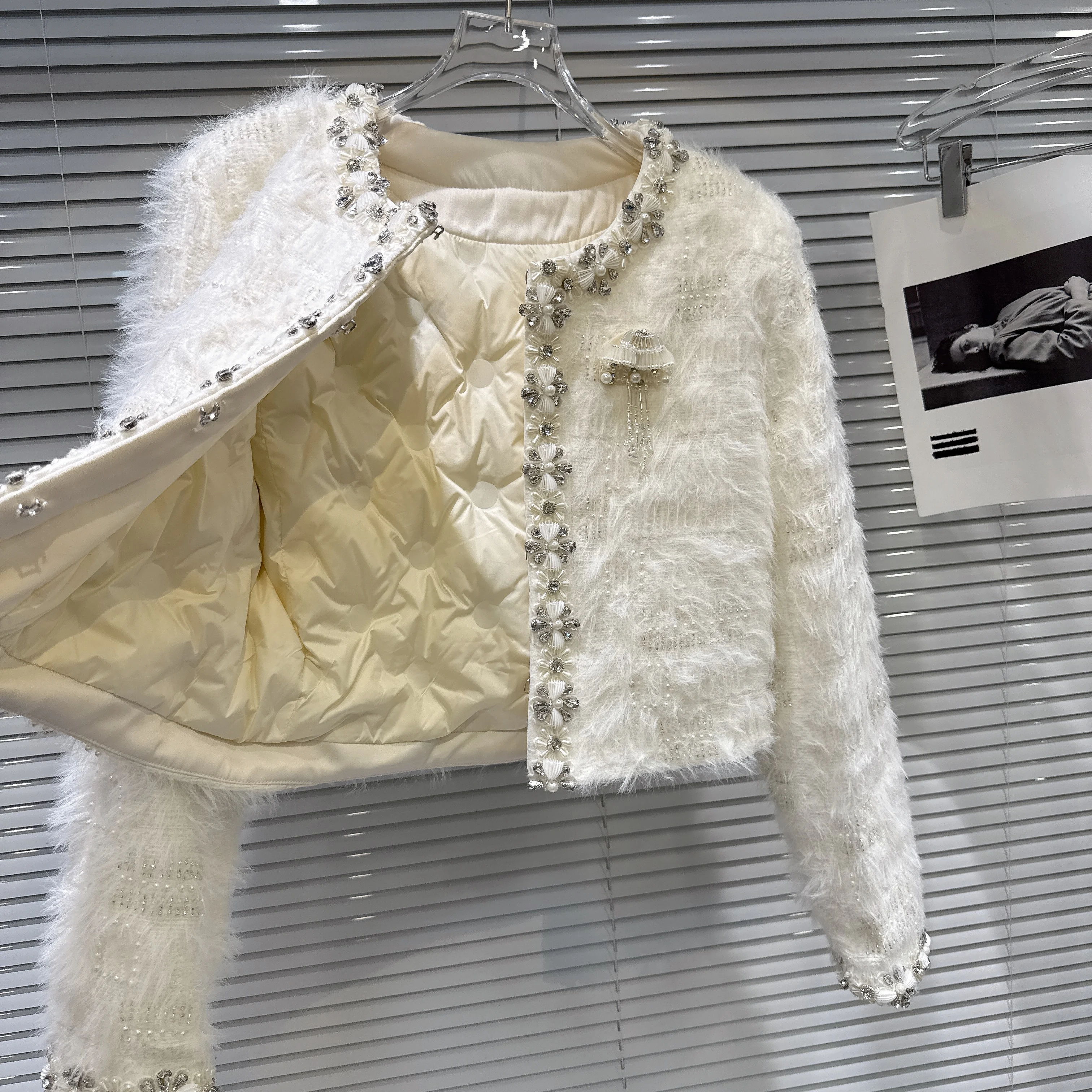 

Зима 2025 года, новинка во французском стиле, светская отделка со стразами и жемчугом, тяжелая пуховая подкладка с перьями, короткое пальто для женщин, шикарный топ для женщин