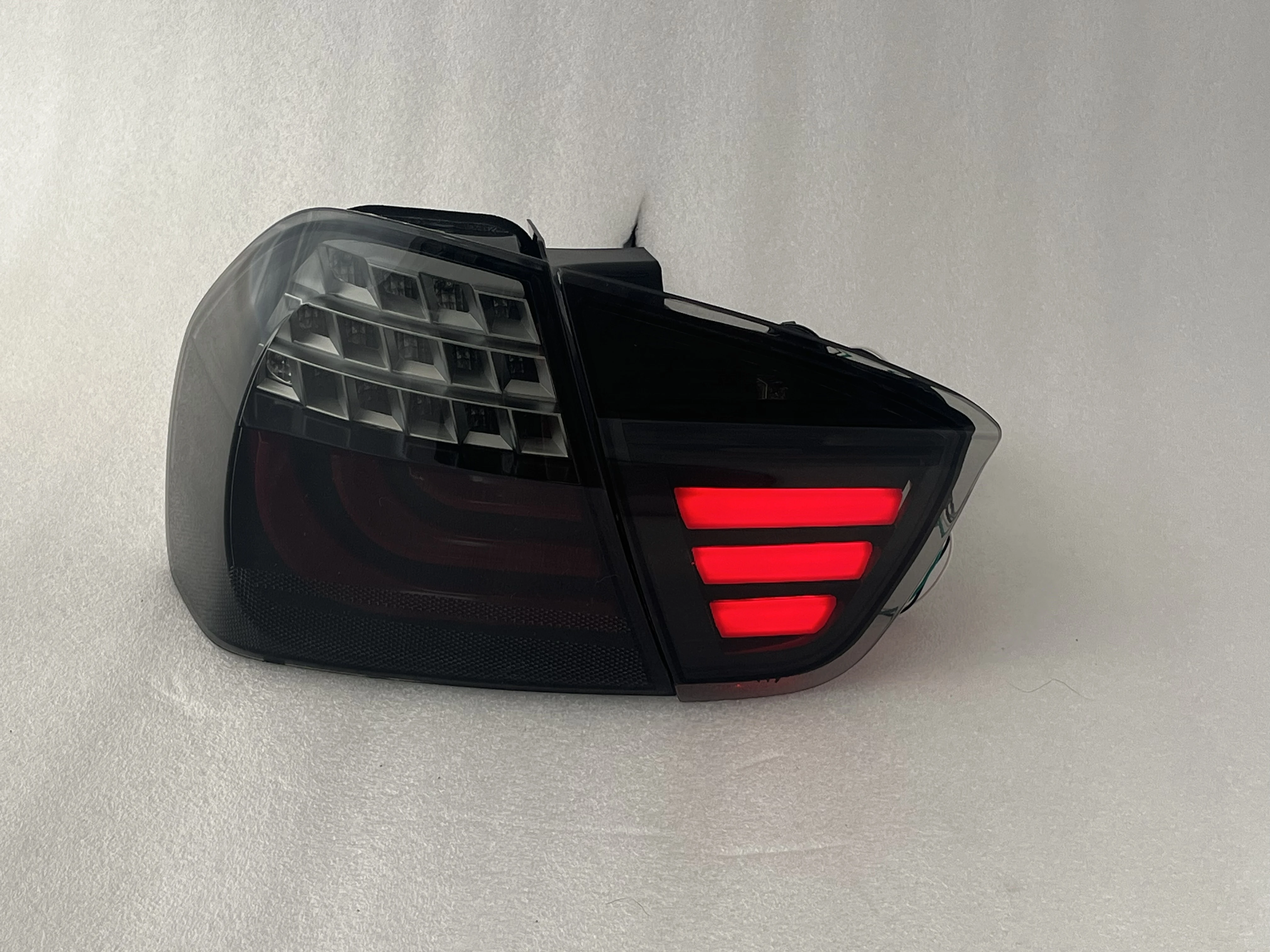 الجملة قطع غيار السيارات عالية الجودة مكونات الإضاءة الخارجية للسيارات المصابيح الخلفية لE90