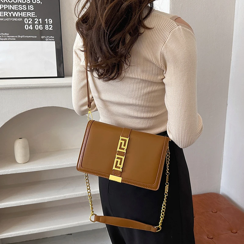 

2025 Latest Urban Elegance Shoulder Bag Refined Hardware Detail Lightweight Yet Spacious for All Day Sophistication
