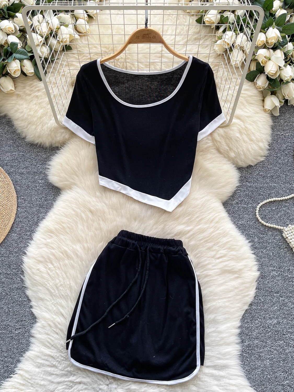 Conjunto casual de cseta de manga curta com gola redonda e saia de cintura elástica, roupa esportiva leve e confortável pa...