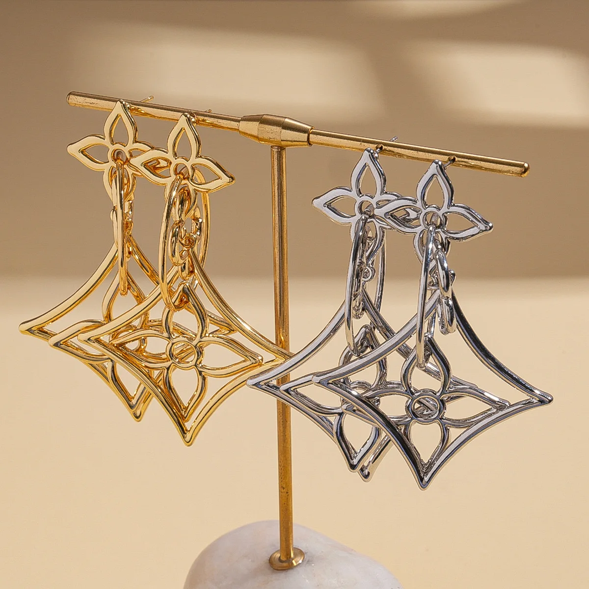 Echtvergoldete, ausgehöhlte, blumenförmige, diamantförmige Silbernadel-Ohrringe, kalter Stil, Nischen- und High-End-Ohrringe. – Detail 2