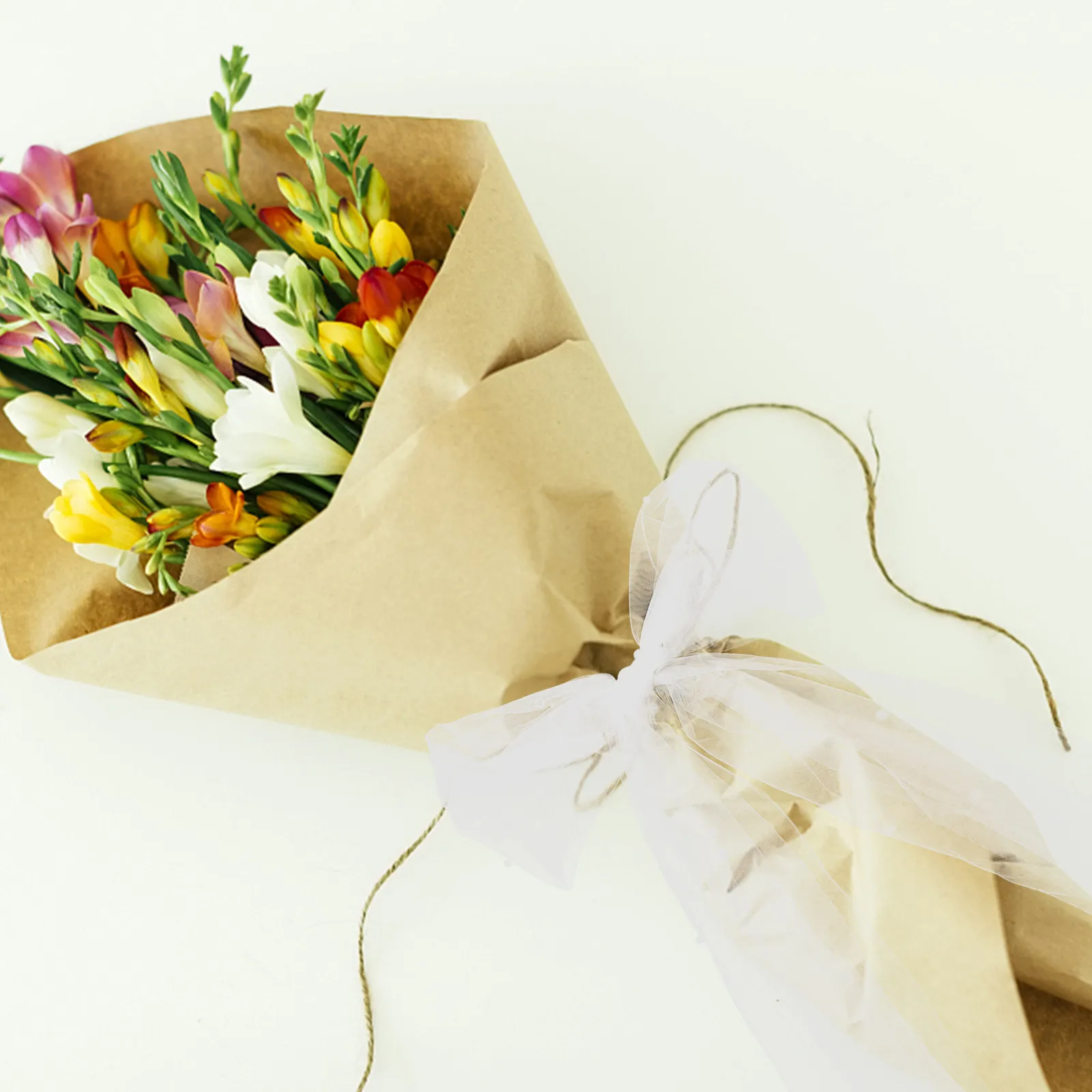 veu-de-noiva-com-laco-e-acessorios-de-clipe-de-cabelo-com-micangas-–-adereco-de-casamento-elegante-e-simples