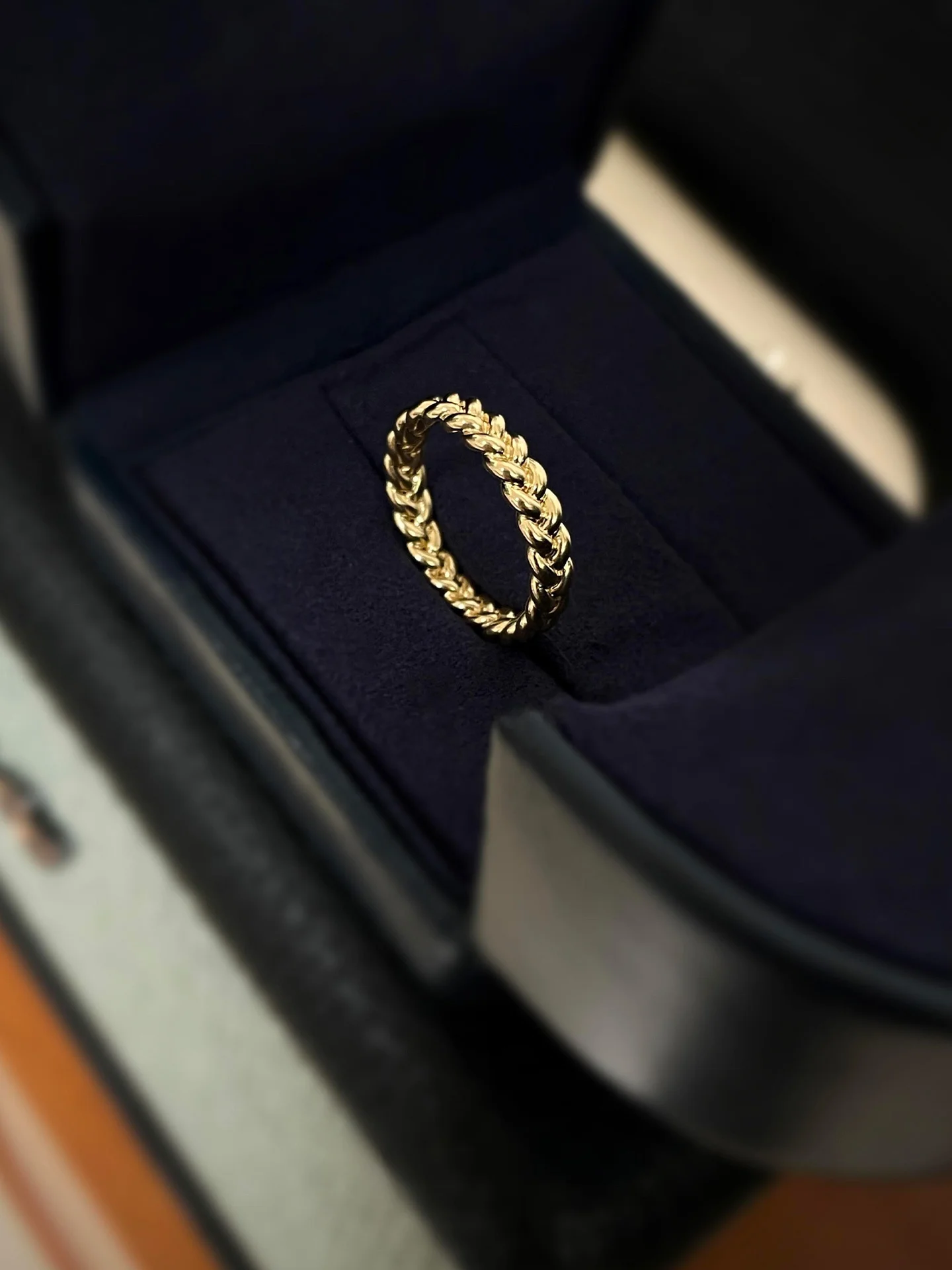 anel-vintage-dourado-torcido-exquisito-para-mulheres-joia-de-mao-minimalista-luxuosa-elegante-revestido-em-cobre-nao-ajus