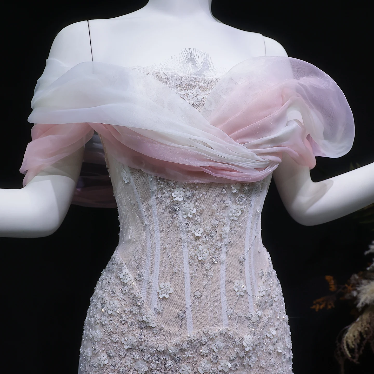 Sharon Said Dubai Elegantes Abendkleid in Blush Pink mit Blumenmuster und Perlen, schulterfrei, Meerjungfrauenstil, arabisches Damen-Abendkleid, SS519, maßgeschneidert – Detail 4