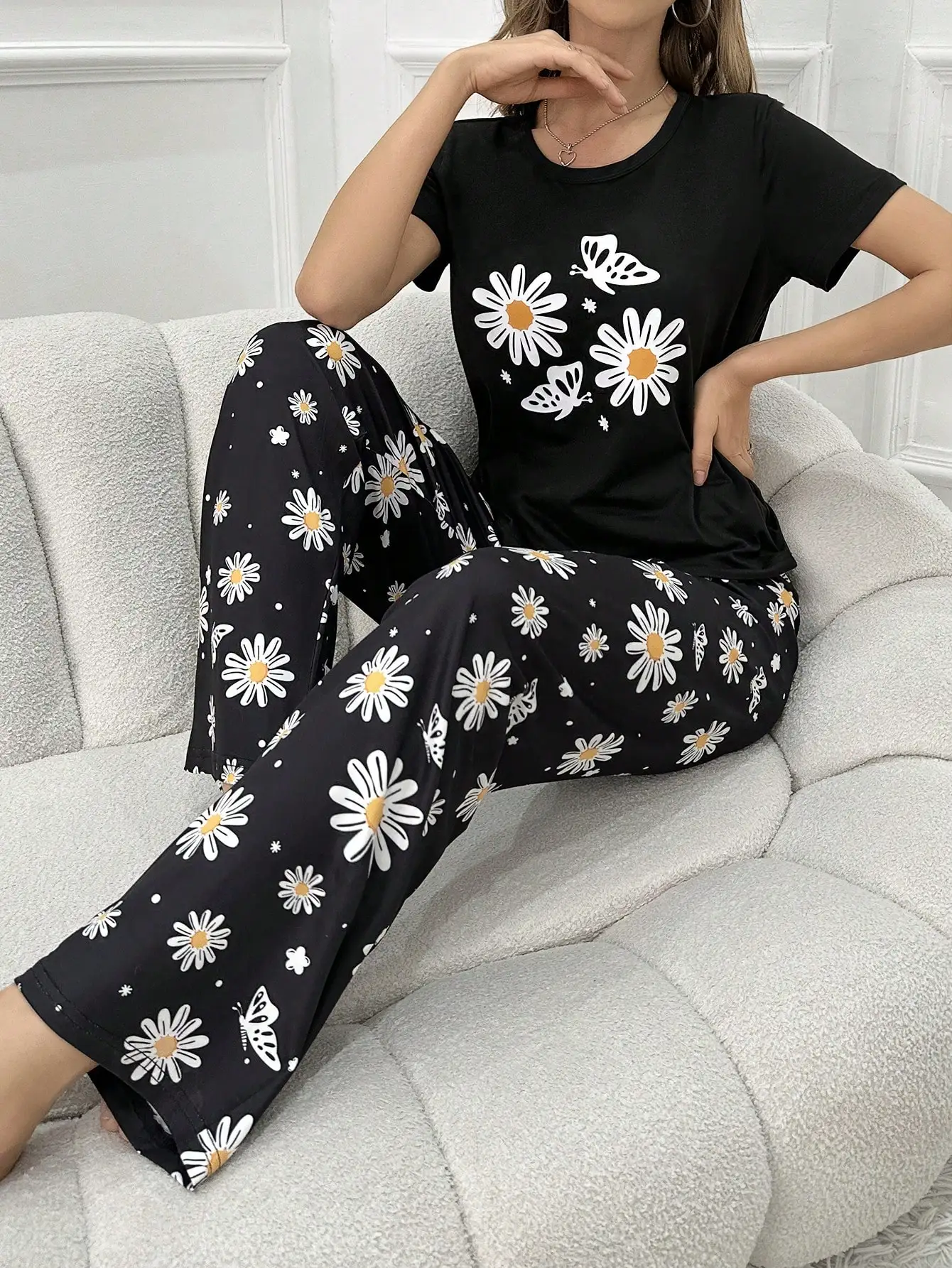 

Black Daisy & Butterfly Print Women's Pajama Set - Short Sleeve Top with Wide-Leg Long Pants