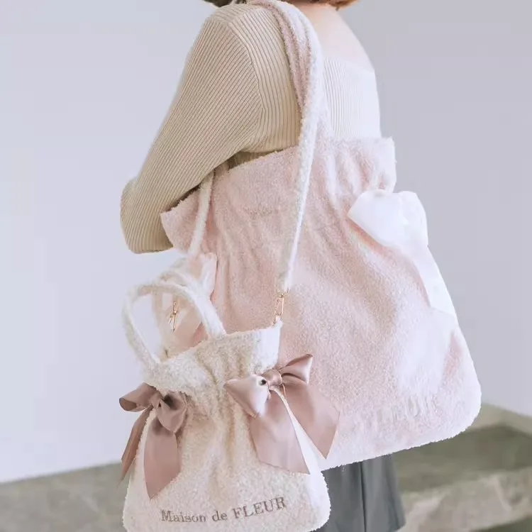 

Японская осенняя новая милая розовая бежевая фланелевая сумка с двойным бантом, большая вместительная сумка на плечо, молодежная портативная сумка-мессенджер в стиле девушки