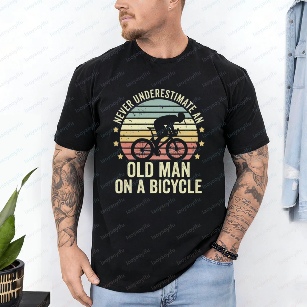 Camiseta de algodón para hombre con estampado de ciclista vintage al atardecer, regalo divertido para papá ciclista, Día del Padre: Nunca subestimes a un anciano en bicicleta