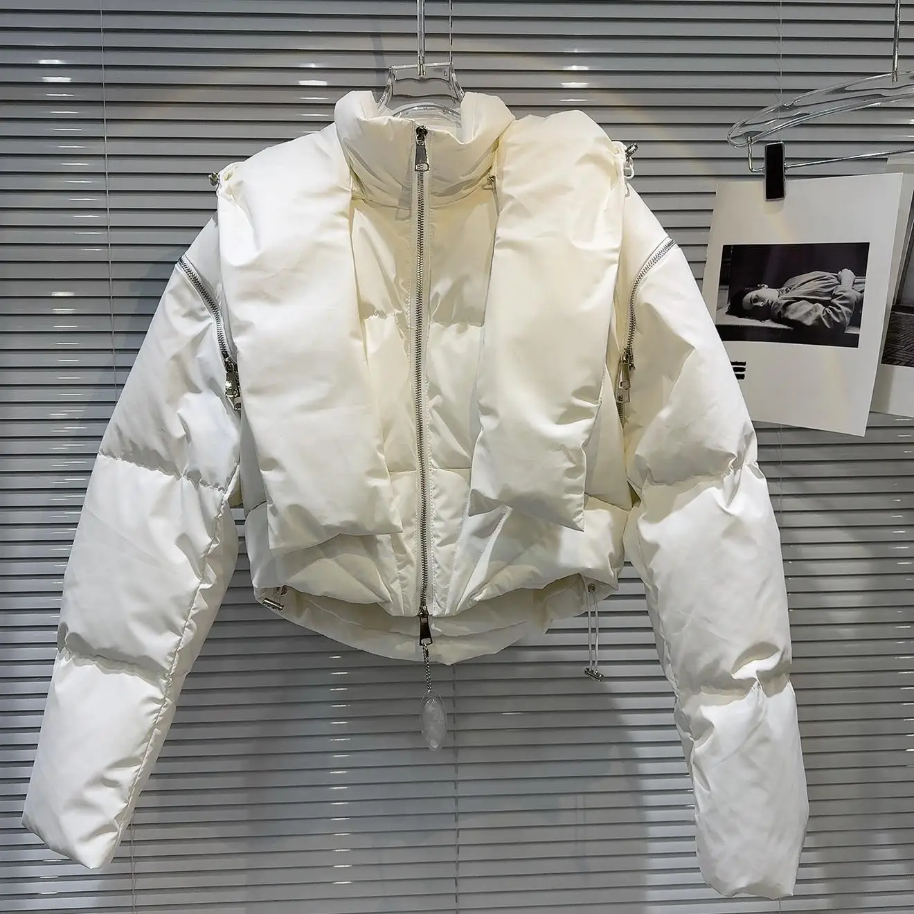 Zimowa kurtka puchowa z kapturem i szalikiem, modna odzież wierzchnia dla kobiet, biało-czarna, nowość 2025.