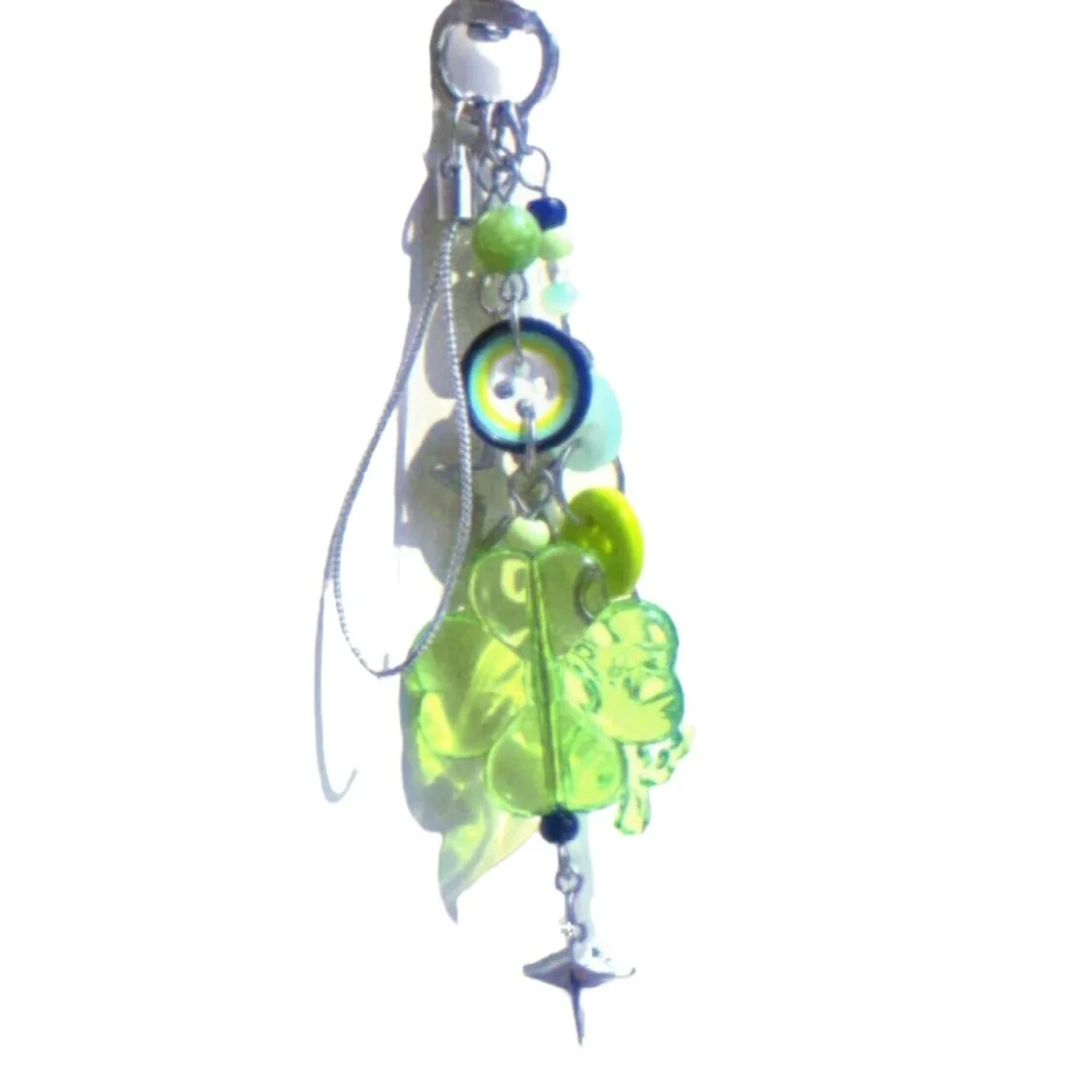 سلسلة مفاتيح صغيرة مصنوعة يدويًا بأربع أوراق البرسيم مطرزة بسلسلة كاميرا صغيرة معلقة لطيفة للهاتف المحمول