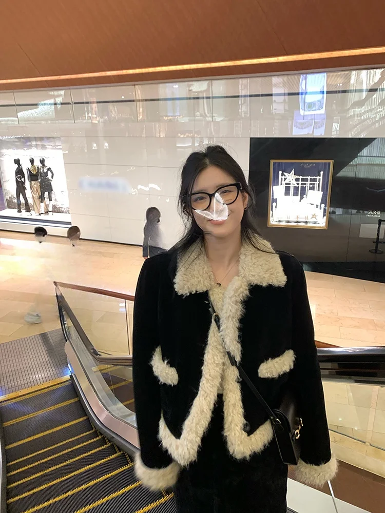 

Комплект YOKLASS: вельветовая куртка с пэчворком и мехом ягненка, хлопковая юбка. Элегантный женский ансамбль для осени и зимы.