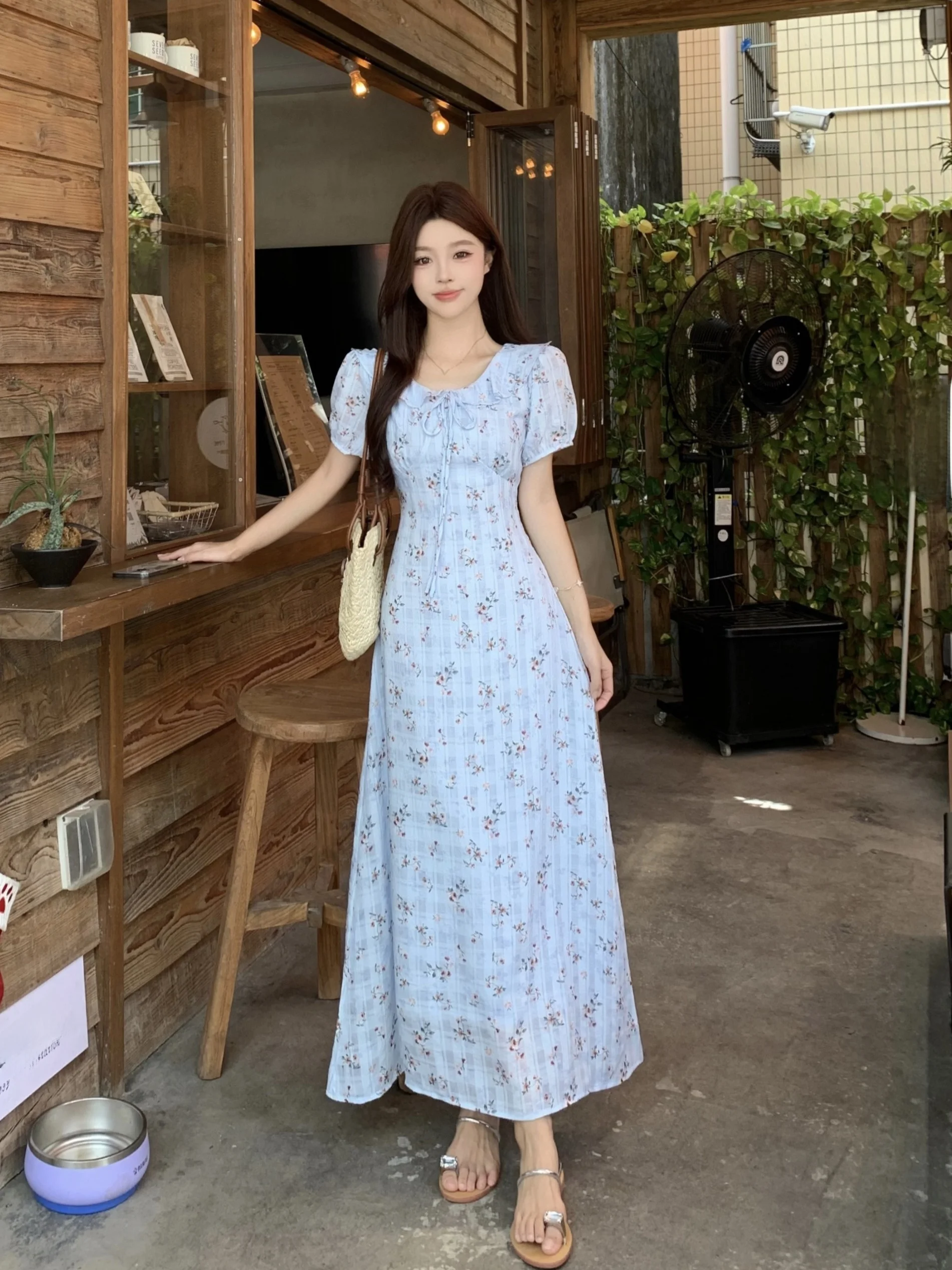 

Женское платье-миди больших размеров в корейском стиле: мягкая синяя блузка с цветочным декором, юбка А-силуэта с завышенной талией для повседневной носки