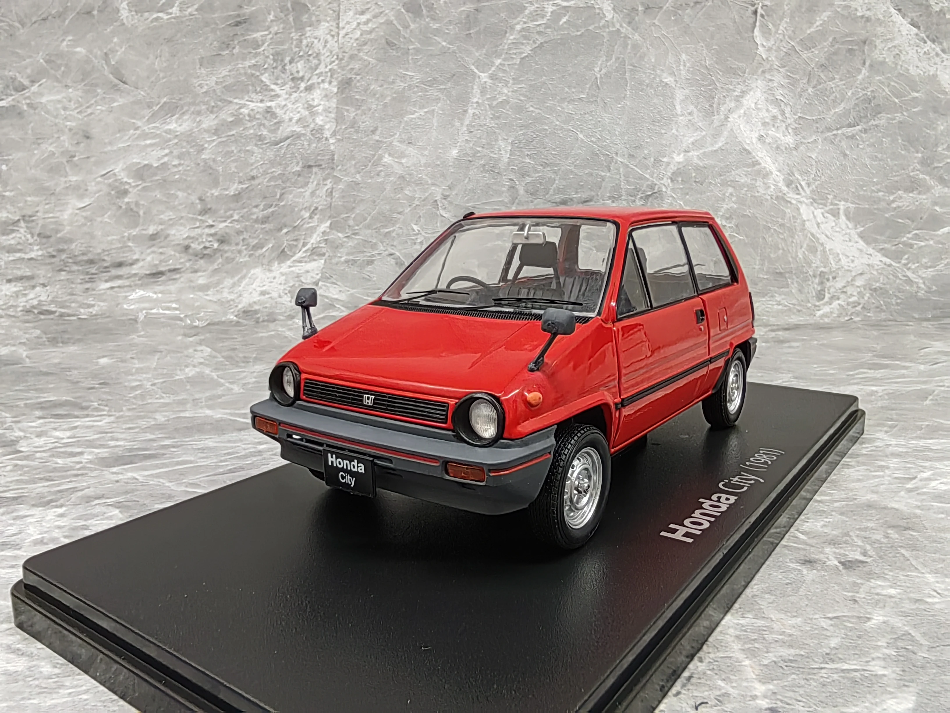 

Diecast 1/24 Scale Honda City 1981 Two-door Alloy Car Model Collectible Toy Gift Souvenir Display