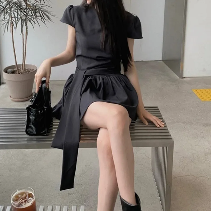 Vestido feminino preto de manga curta, vestido minimalista moderno com gravata frontal na cintura, minivestido fofo evasê.