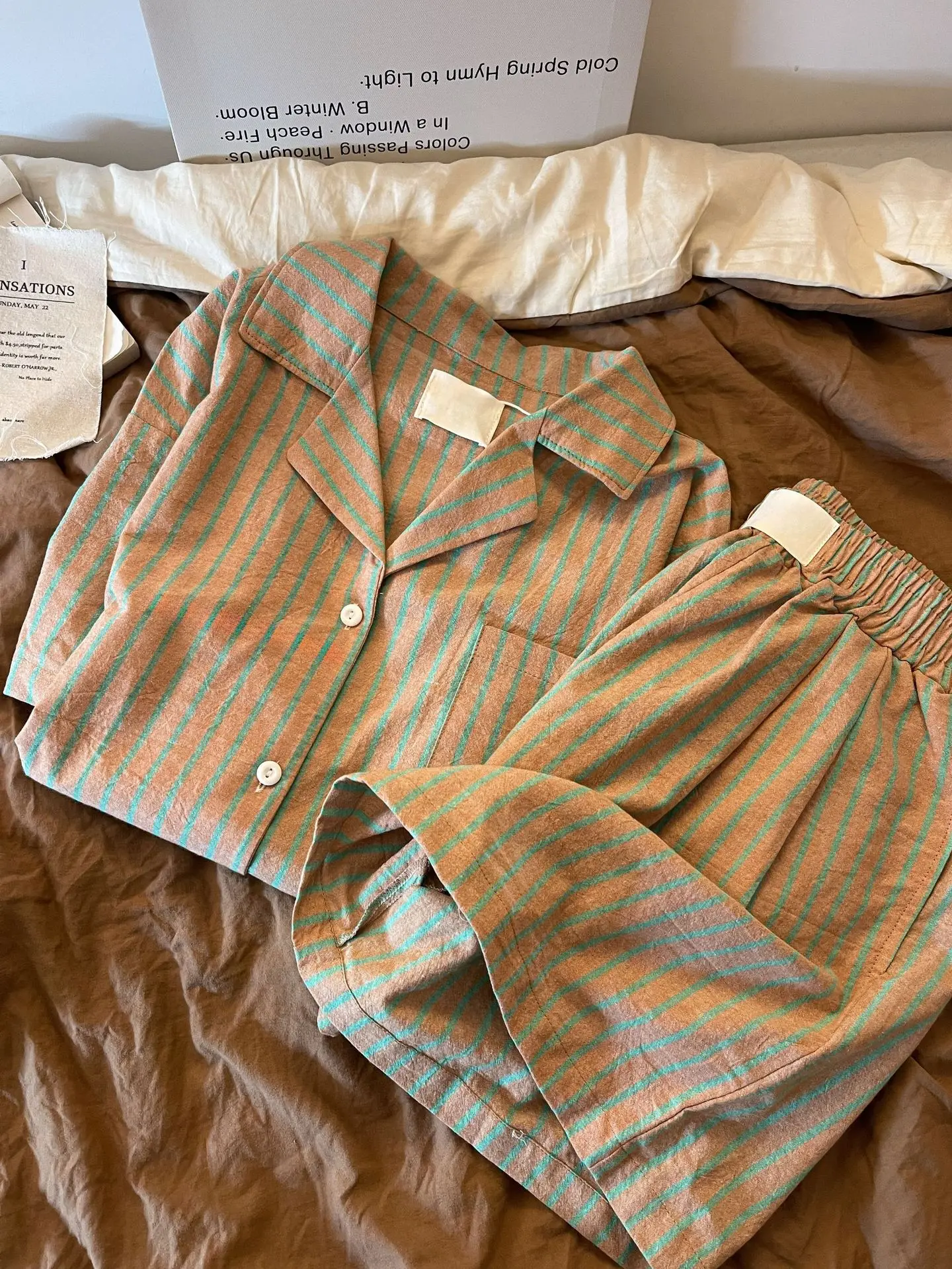 Damen-Pyjama im Vintage-Stil mit Streifen: Neue Sommerkollektion – Kurzarm-Oberteil und Shorts, Lässige Loungewear, Damen-Sommerset – Detail 4