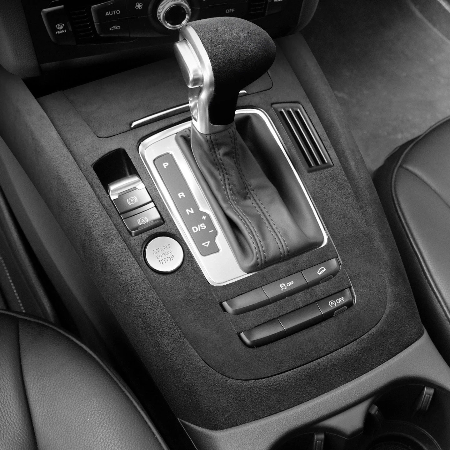 

Для Audi A4 B8 2009-2016 годов выпуска, Q5 2010-2017 годов выпуска: внутренняя отделка из итальянской замши и кожи для рычага переключения передач и панели КПП.
