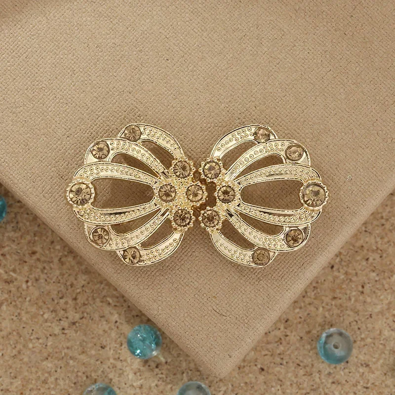 1 Pair New Alloy Sweater Clip Women\'s Clothing Cardigan Connection Buckle Accessories