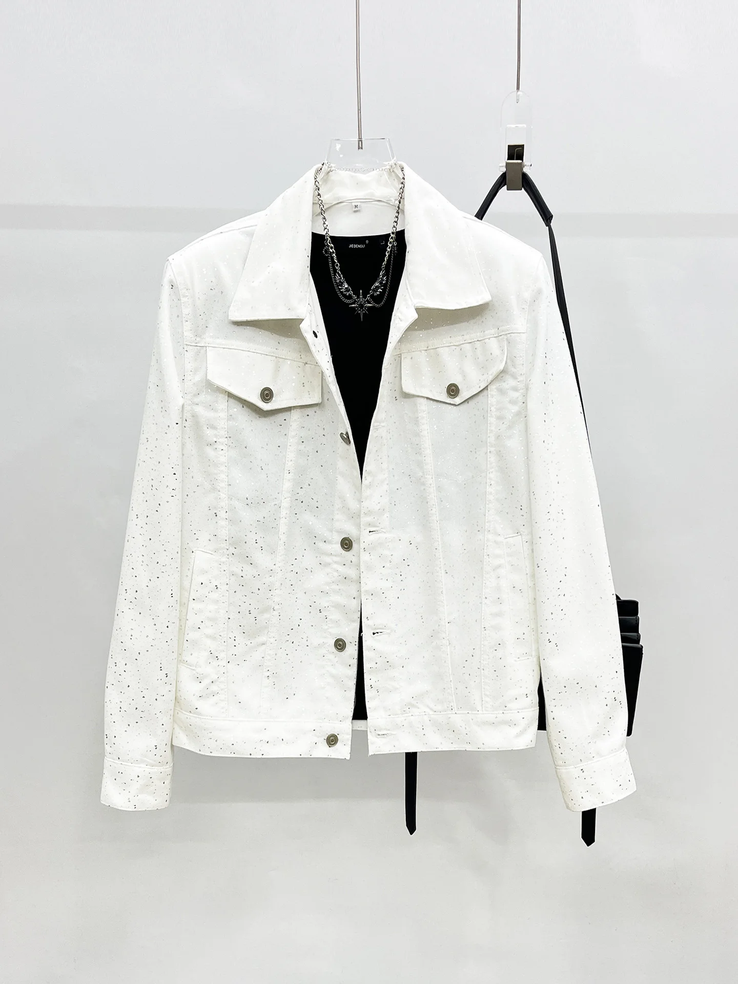 

2025 New Men's Loose Fit Denim Jaet Faionable Gold Emed Star Design Youthful Sle Long Sve Button Decorated Outer...