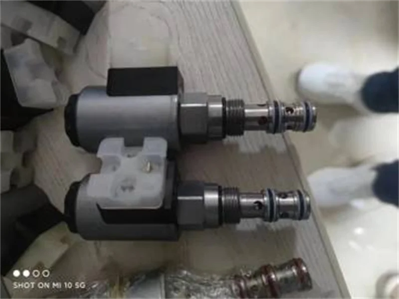 HYDAC ใหม่และต้นฉบับ PLC วาล์วแม่เหล็กไฟฟ้า WS08Z-01-C-N-24DG HYDAC 561579