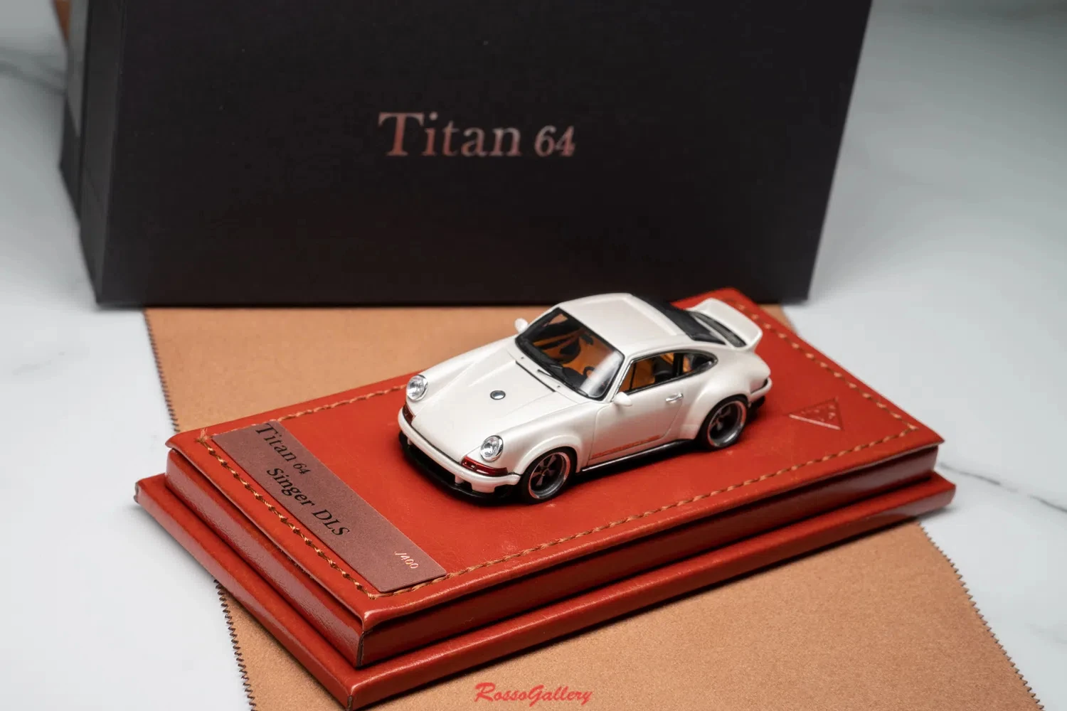 

MAKE UP 1:64 TITAN 964 Singer DLS 2018 White Simulation Limited Edition Resin Metal Static Car Model Toy Gift