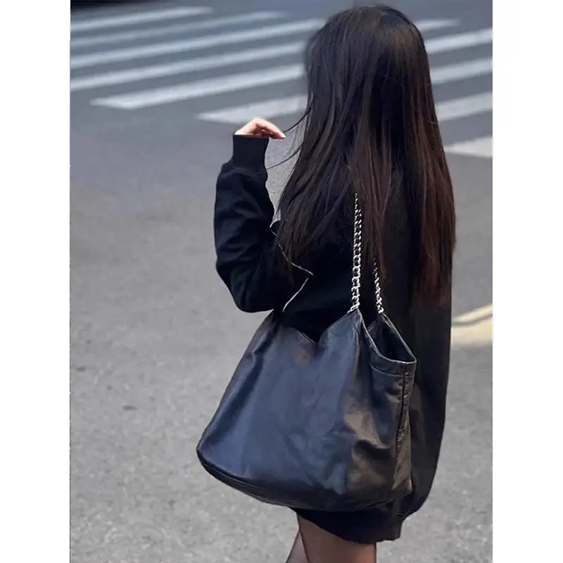 حقيبة يد نسائية كبيرة السعة لخريف 2025، تصميم جديد على الطراز البريطاني، حقيبة كتف واحدة بسلسلة، حقيبة يد جلدية عالية الجودة