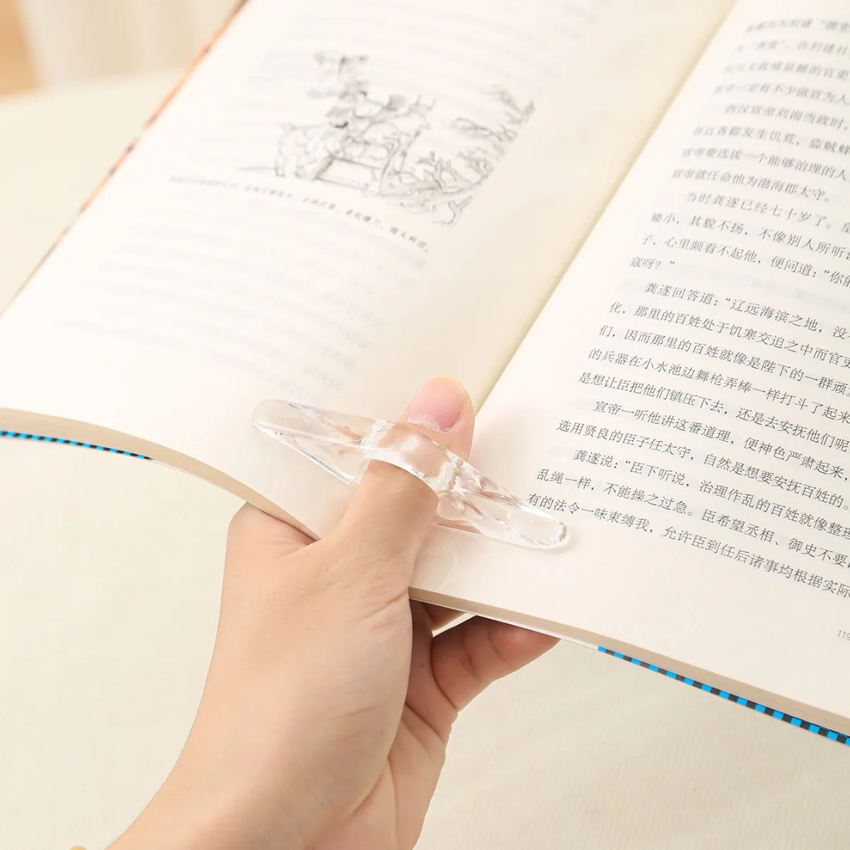 حامل كتب الإبهام الأكريليكي اضغط على الإشارة المرجعية للمساعدة في القراءة للكتب